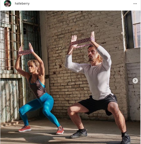 Холли Берри показала фигуру в спортзале