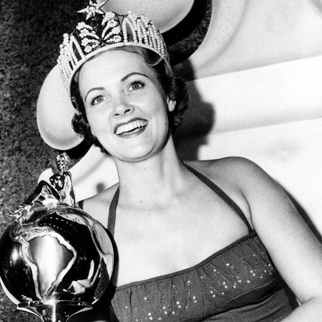 21-летняя американка Мириам Стивенсон получила титул Мисс Вселенная в 1954 году