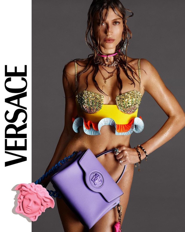 Хейли Бибер снялась без белья в рекламной кампании Versace