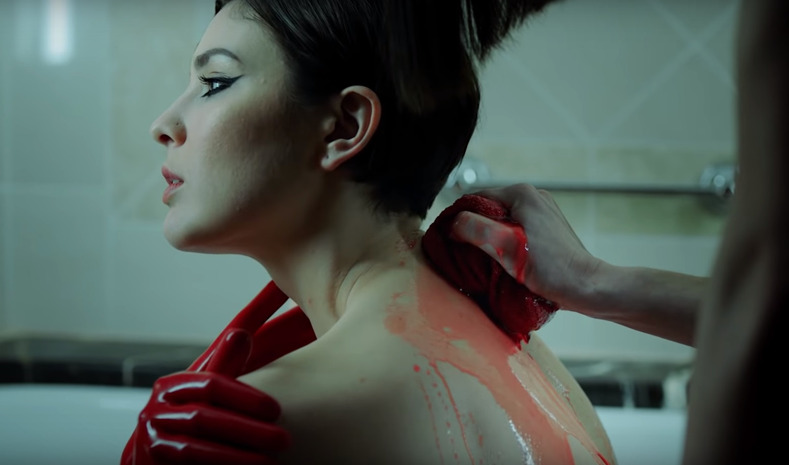Недетские игры: MARUV выпустила клип Siren Song