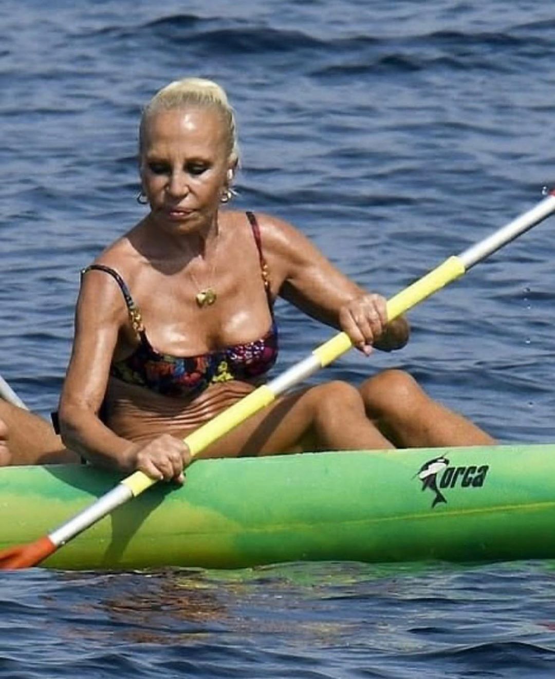 65-летняя Донателла Версаче показала фигуру на отдыхе с друзьями