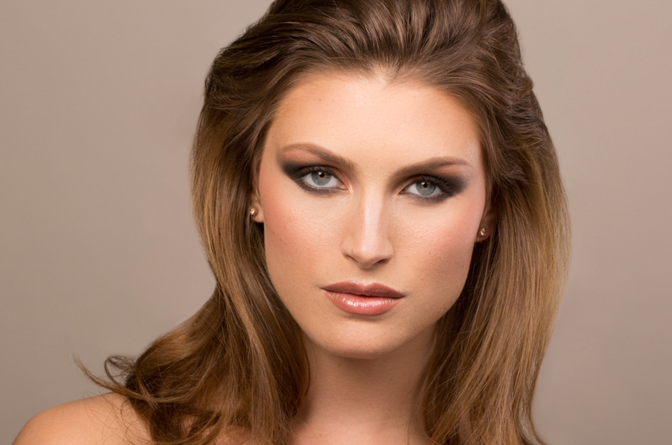 Чарующий и загадочный smoky-eyes выручит тебя в случае неожиданной вечеринки