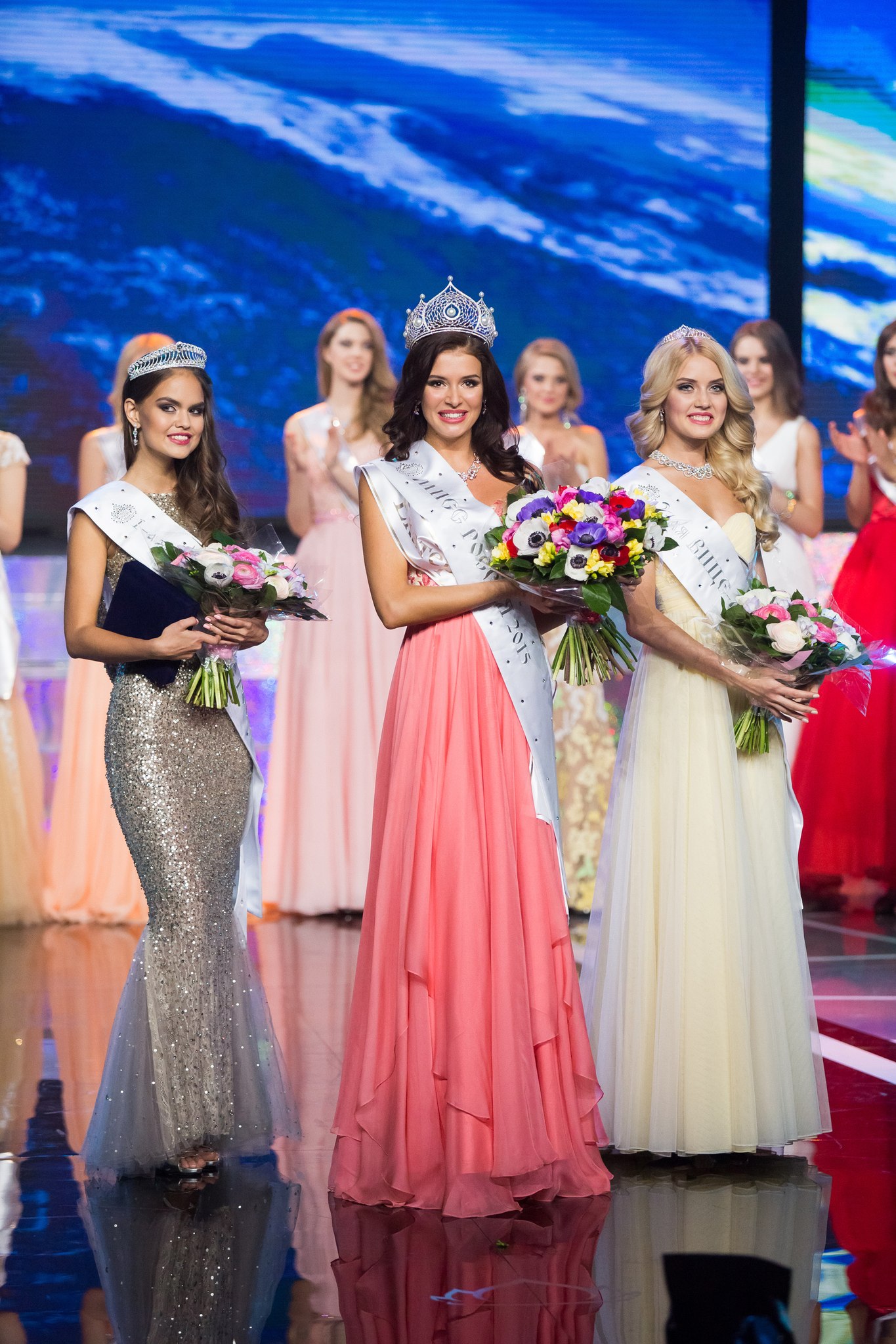 Мисс Россия 2015 София Никитчук (в центре), первая вице-мисс (слева) и вторая вице-мисс (справа)