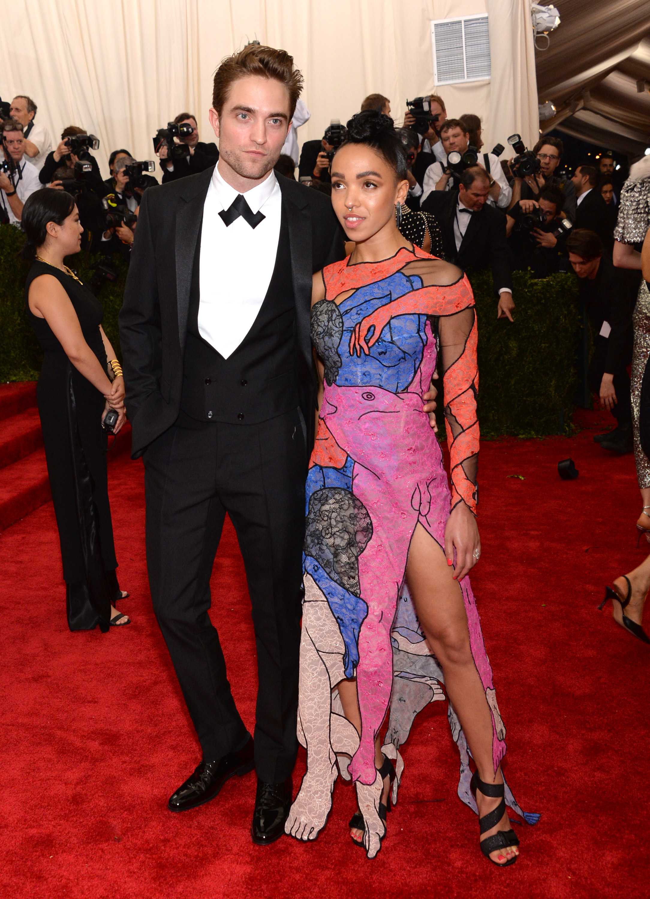 Роберт Паттинсон с невестой FKA Twigs
