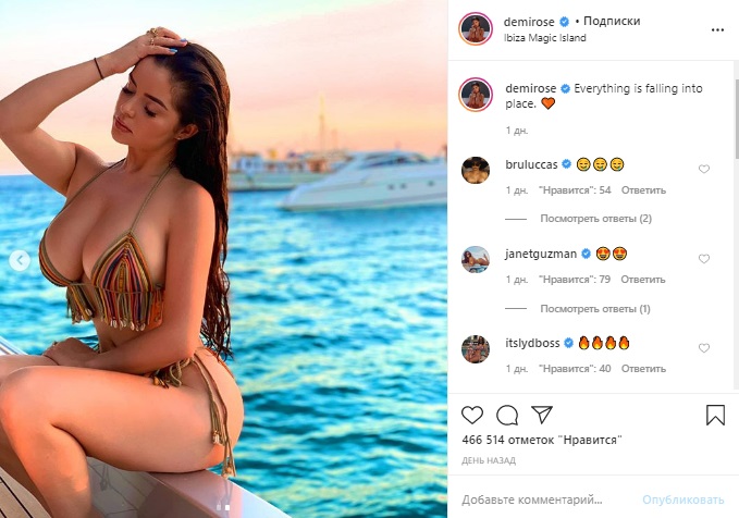 Деми Роуз сверкнула пышными формами в необычном купальнике