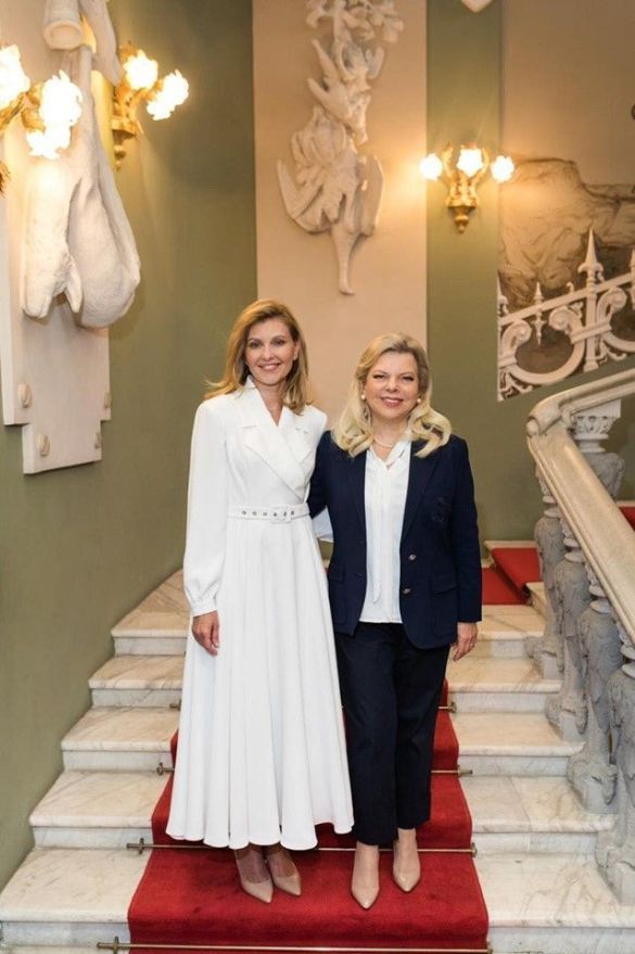 Вся в белом: Первая леди показала новый look в наряде украинского дизайнера