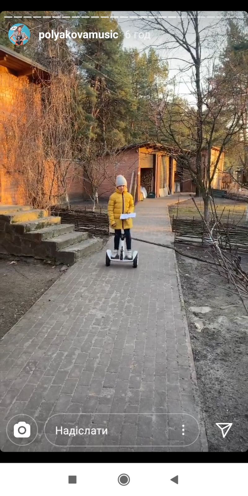 Пасут коз и пекут булочки: Чем в карантин занимается Полякова с дочерьми - фото