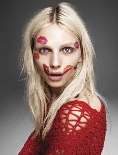 Сменившая пол модель Андреа Пежич снялась в рекламе Make Up For Ever