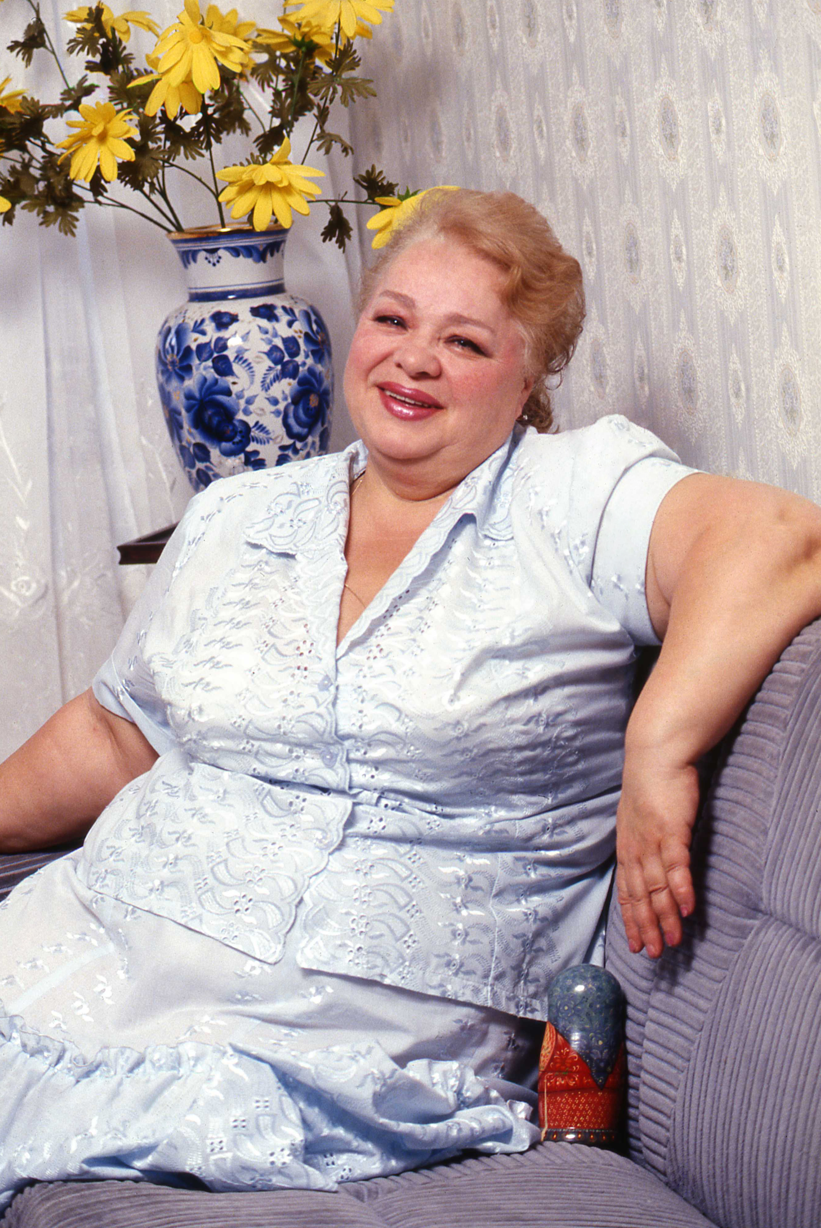 Марина Могилевская В Золотистом Купальнике – Остров Любви (1995)
