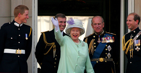 Королева Елизавета II спасет принца Гарри от позора