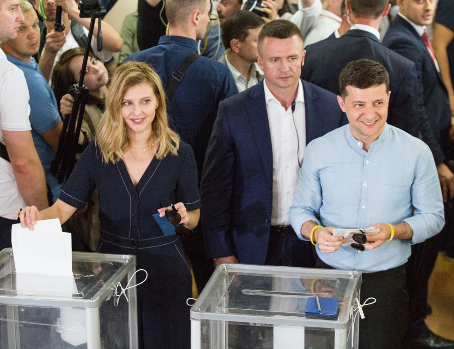 Комбинезон из искусственного шелка: Зеленская ходила на выборы во французском наряде