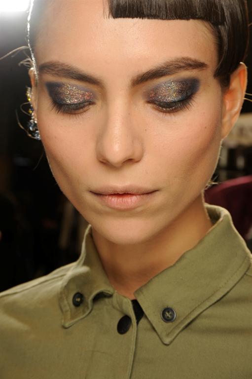 Сине-золотой макияж на показе Thakoon