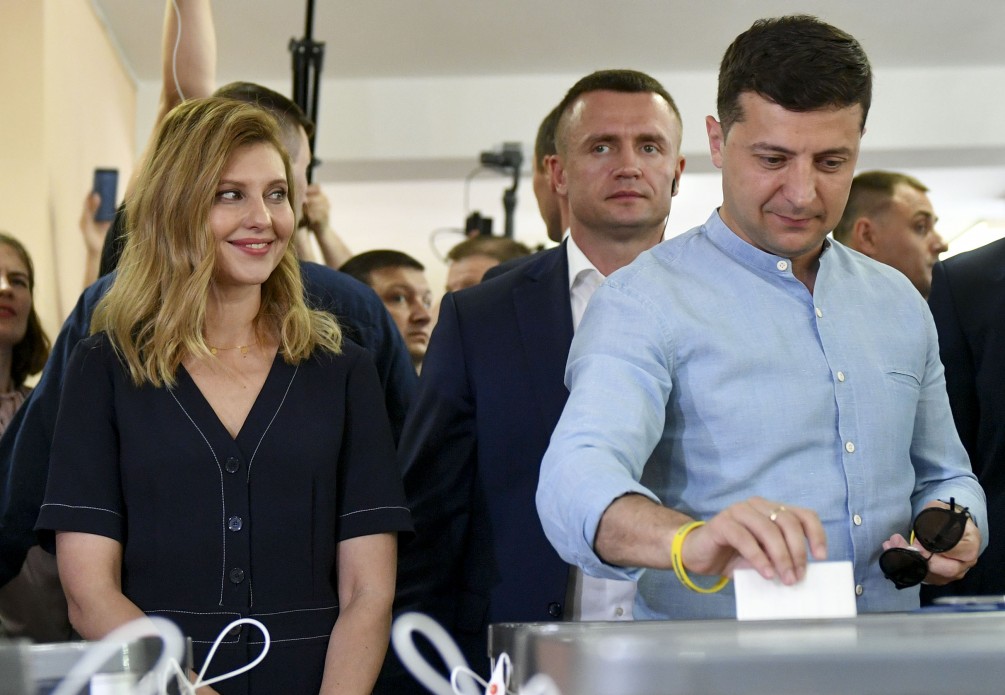 Комбинезон из искусственного шелка: Зеленская ходила на выборы во французском наряде