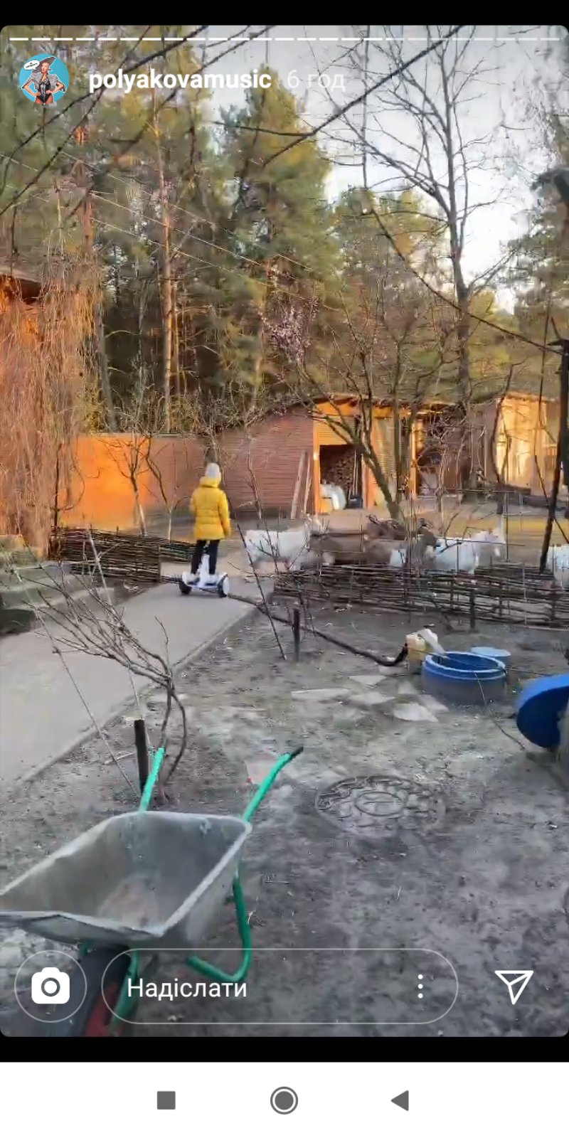 Пасут коз и пекут булочки: Чем в карантин занимается Полякова с дочерьми - фото