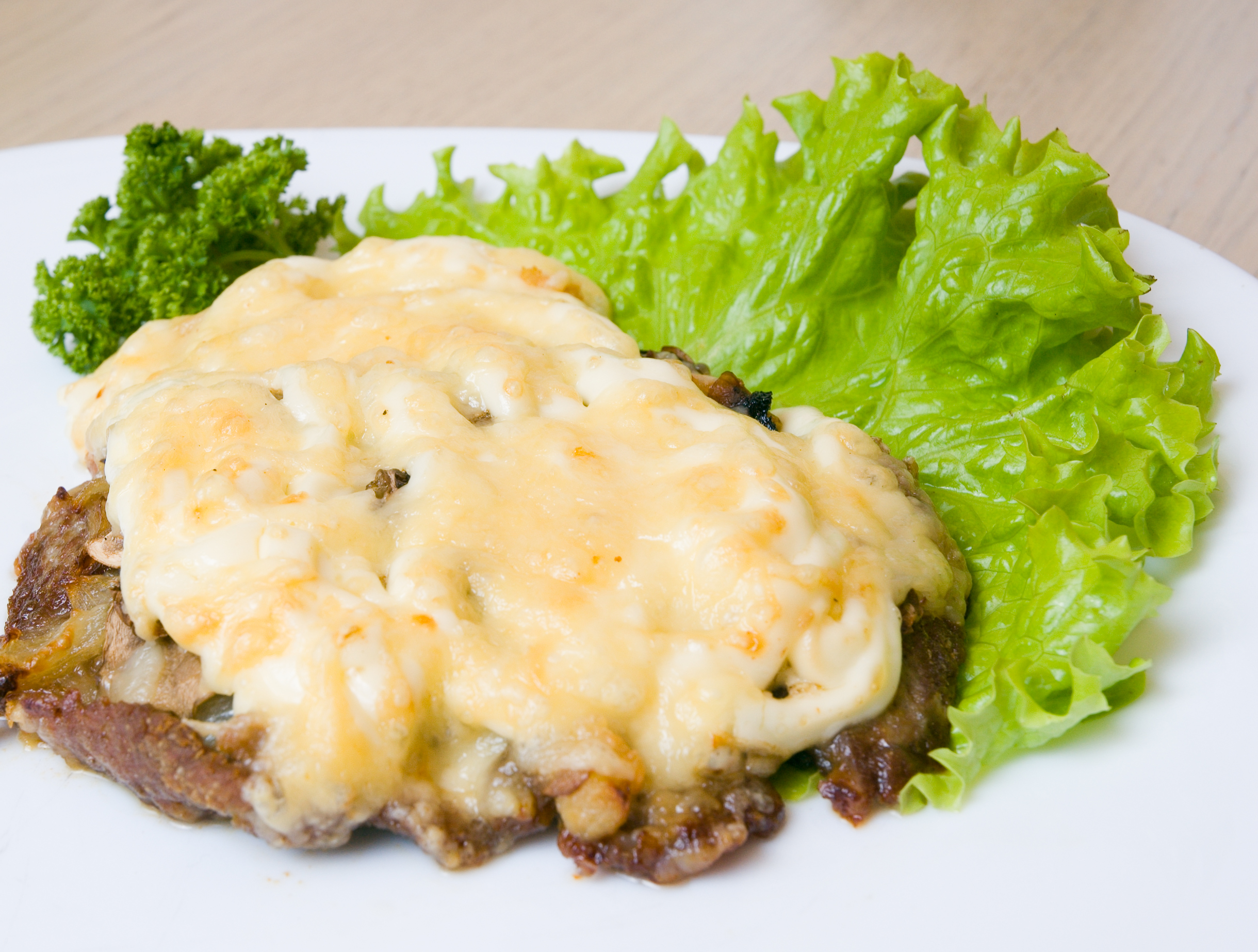 Запеченное куриное филе с грибами и сыром изображения Запеченное куриное филе с грибами и сыром изоражения