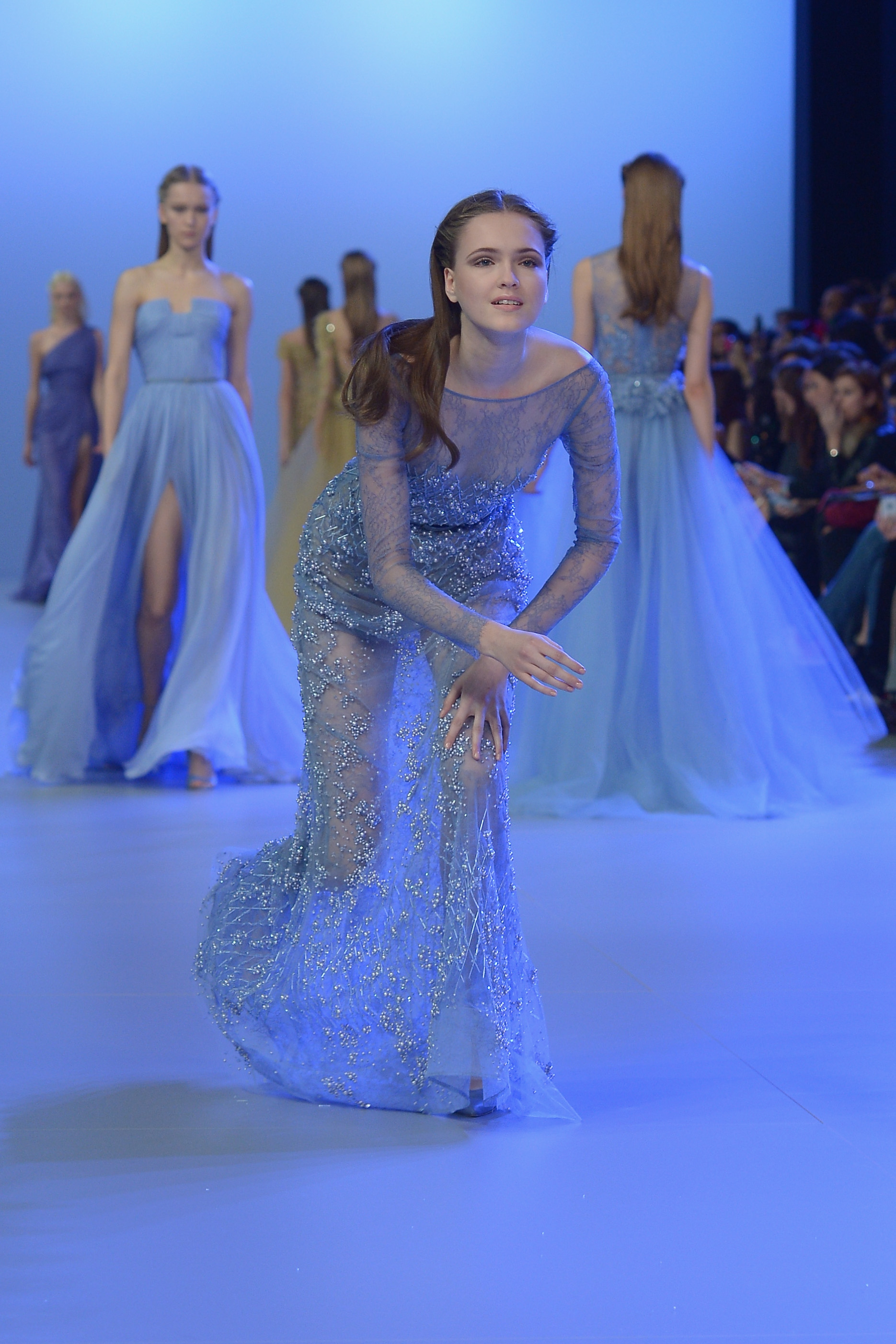 Модель не справилась с длинным платьем на подиуме показа Elie Saab весна-лето 2014
