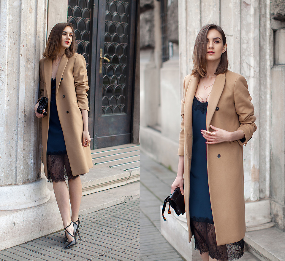 Украинский модный блогер Ника Гук уверенно сочетает бежевое пальто и платье в бельевом стиле