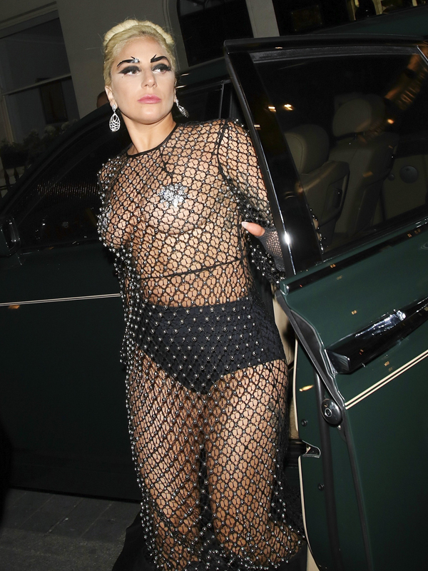 Певица Lady Gaga даже на шопинг выбирает экстравагантные наряды