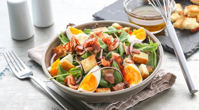 Салат со шпинатом, беконом и яйцами