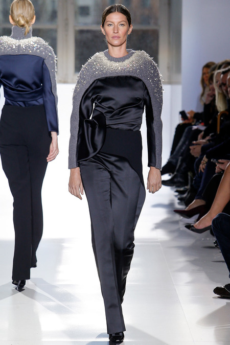 Бразильская модель Жизель Бундхен завершила показ Balenciaga