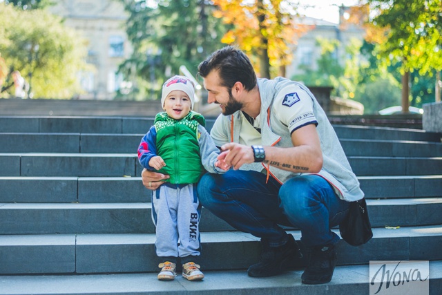 Певец утверждает, что нужно уделять малышу много внимания.