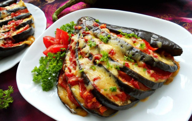Баклажаны, запеченные с помидорами и сыром
