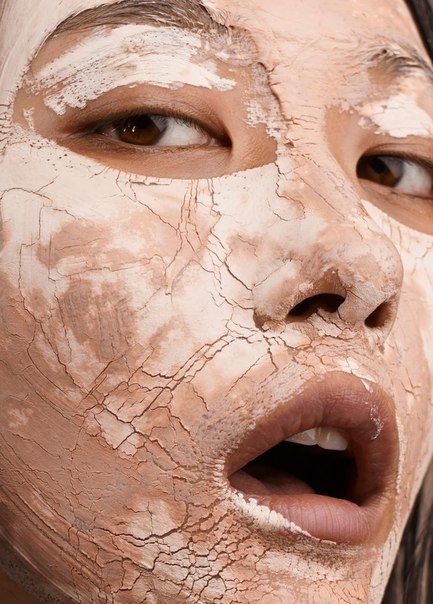 Процесс наненсения тонального крема для сухой кожи