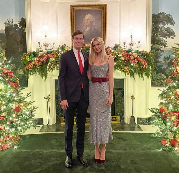 Иванка Трамп с мужем Джаредом Кушнером на рождественских фотографиях возле ели в Белом Доме.