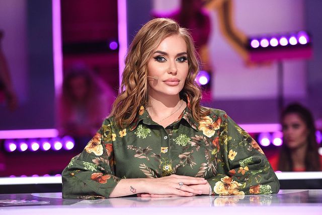 Слава Каминская едва прикрыла пышную грудь