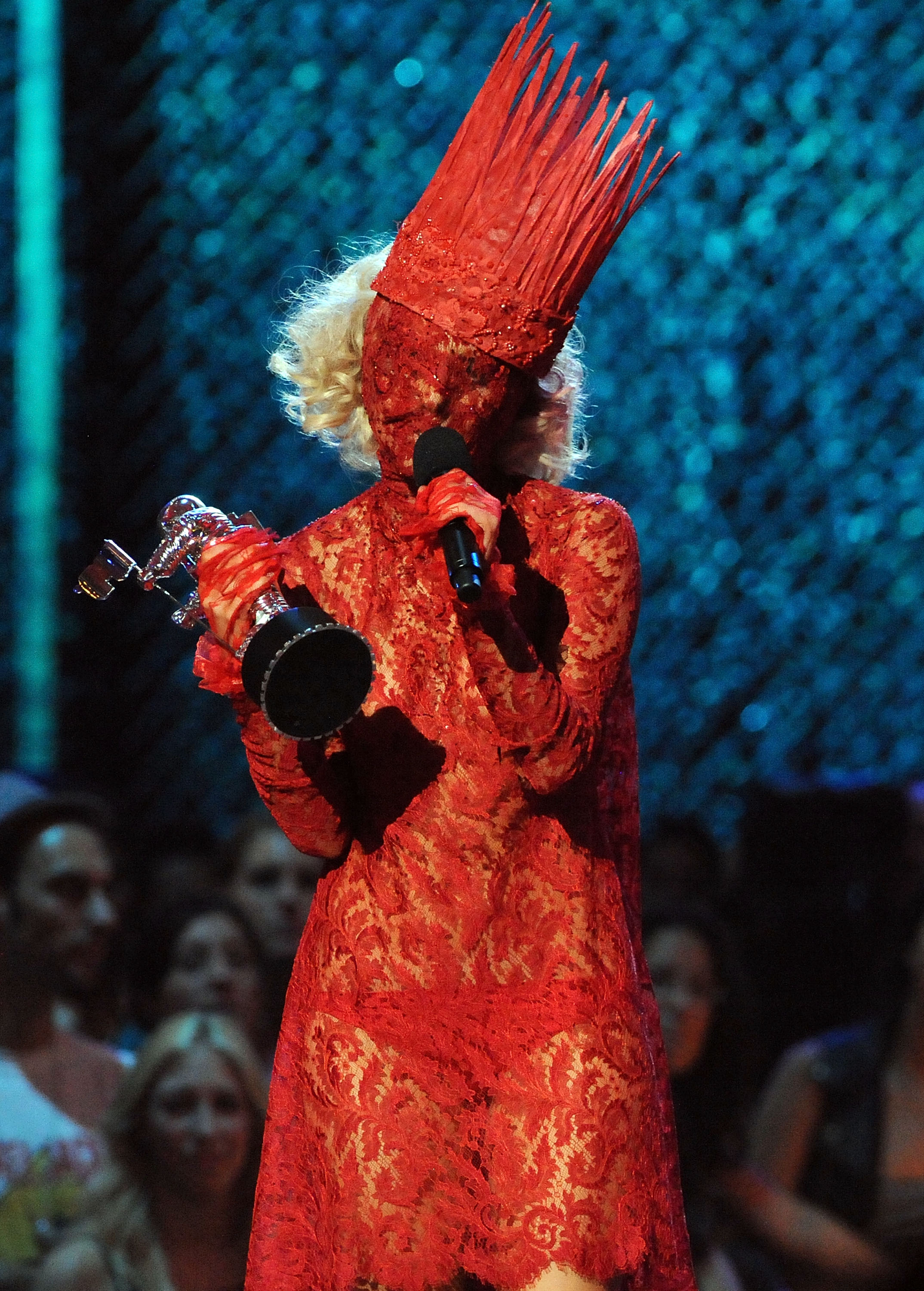 Lady Gaga в кружевном наряде от Alexander McQueen