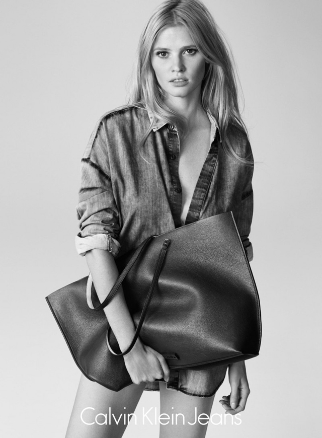 Лара Стоун снялась в летней кампании Calvin Klein Jeans