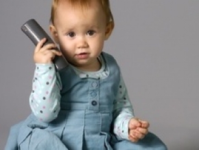Малыш и телефон