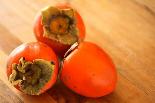 Хурма обладает терпким вяжущим вкусом, поэтому ее следует есть осторожно Хурма обладает терпким вяжущим вкусом, поэтому ее следует есть осторожно