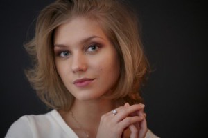 Является мастером спорта по спортивной гимнастике