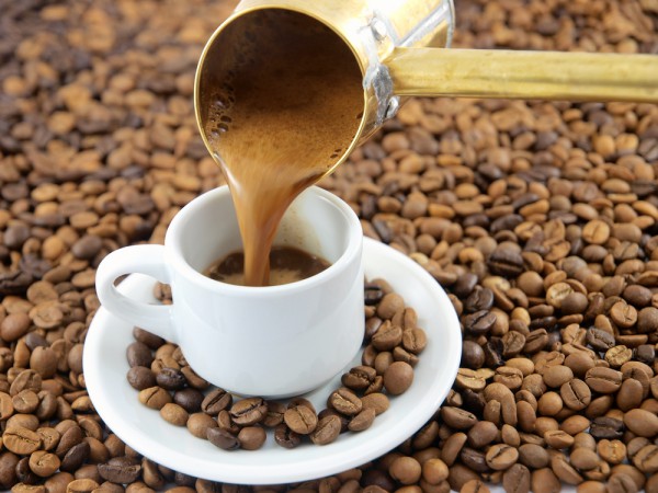 Чтобы подчеркнуть аромат жареных зерен, можно прокалить кофе в турке, не доливая воды
