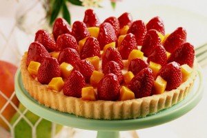 Вкус пирога будет ярче, если сочетать клубнику с другими ягодами и фруктами