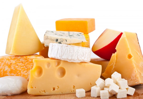 Натуральный твердый сыр имеет желтоватый оттенок