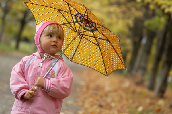 В холодную дождливую погоду следи за тем, чтобы верхняя одежда ребенка была непромокаемая и непродуваемая