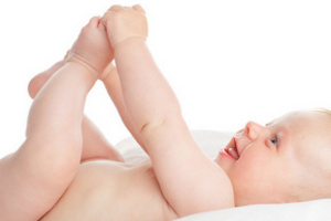 Уже в 2 месяца можно вкладывать погремушку в ручку ребенка — он будет махать ею, стучать, трясти.