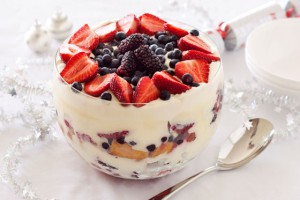 Из летних ягод можно приготовить много освежающих десертов