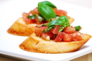 Самый популярный вариант брускетты - с помидорами и базиликом