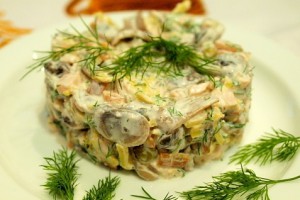 Салат из курицы и грибов на Новый год Салат из курицы и грибов на Новый год