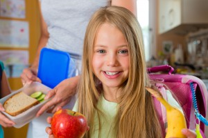Ребенок будет есть здоровые продукты с удовольствием, если привлекать его к процессу приготовления пищи и красиво сервировать тарелки Ребенок будет есть здоровые продукты с удовольствием, если привлекать его к процессу приготовления пищи и красиво сервировать тарелки