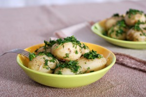 Отварной картофель - один из самых любимых гарниров Отварной картофель - один из самых любимых гарниров