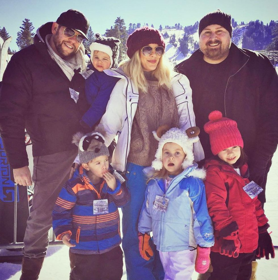 Тори Спеллинг с мужем (слева) и их детьми