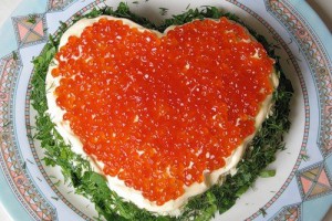 Салат в форме сердца с красной икрой