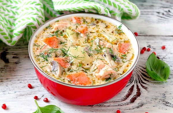 Рецепт 
                Сырный суп с форелью и грибами
            