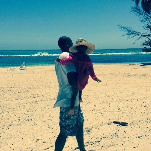 Джей Зи с дочерью отдыхают на пляже