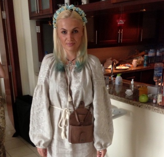 Маша Гойя в Дубае носит вышиванку