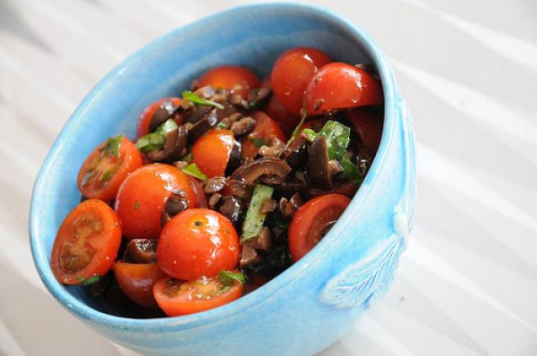 Рецепт 
                Салат из помидоров и оливок
            